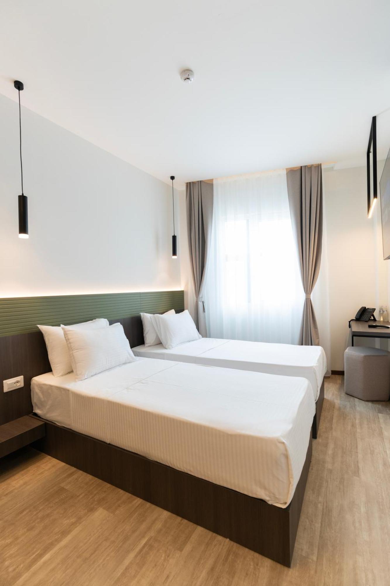 Star Hill Hotel Prishtine Bagian luar foto