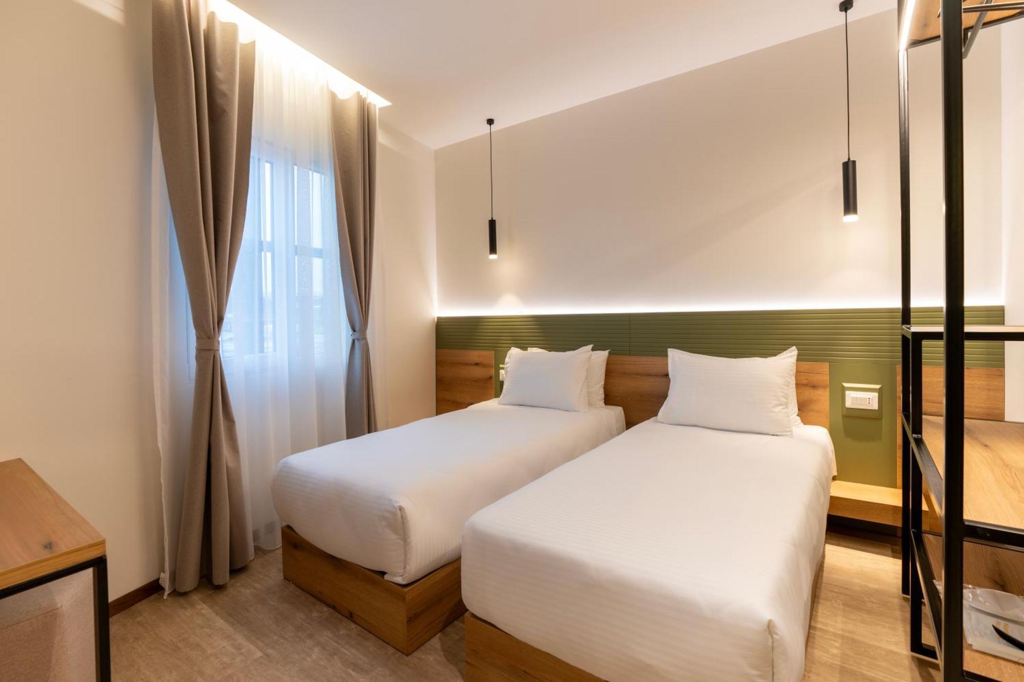 Star Hill Hotel Prishtine Bagian luar foto