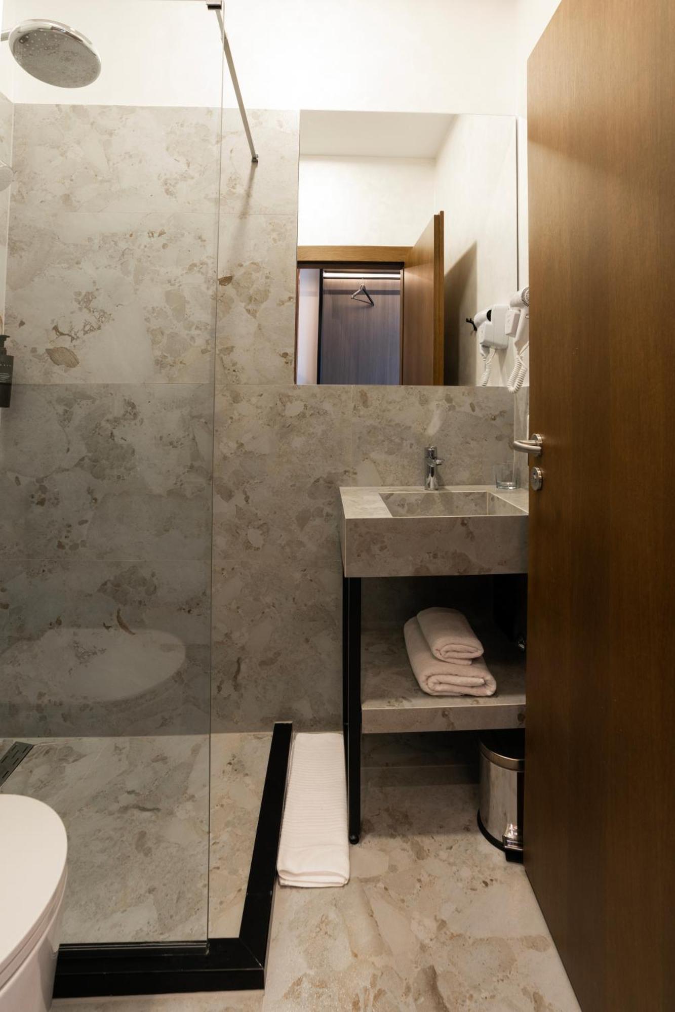 Star Hill Hotel Prishtine Bagian luar foto